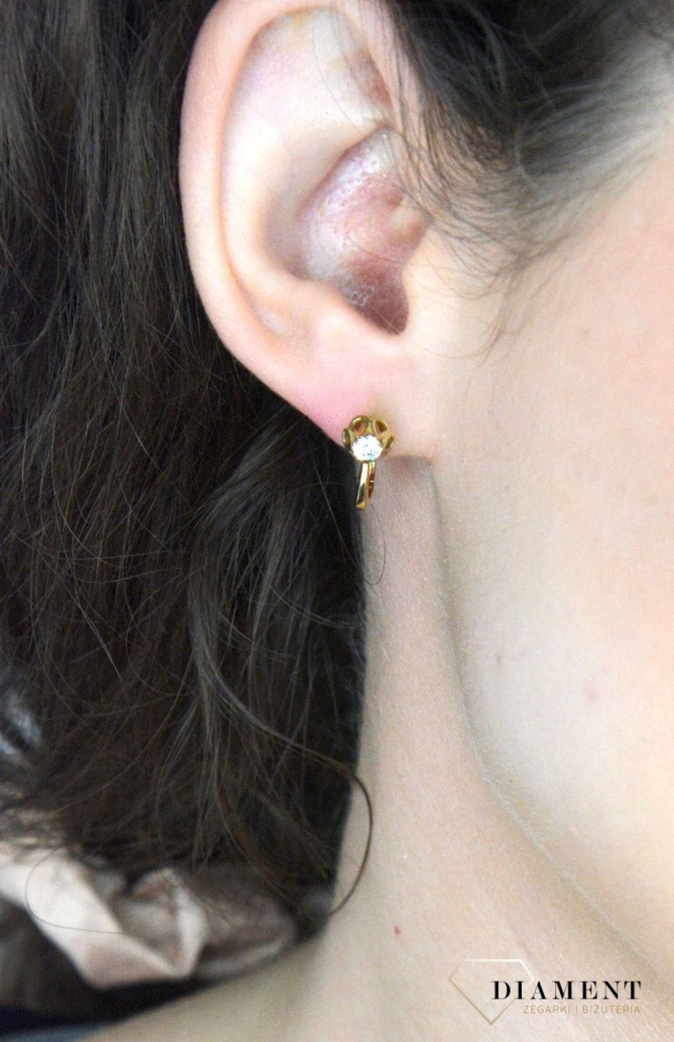 Złote kolczyki z cyrkonią próba 333 KL 4822 333. Złote kolczyki z cyrkonią o motywie kwiatu. Złoto i cyrkonia świetnie współgrają w takich wzorach. Stworzone z myślą o każdej kobieci2.jpg